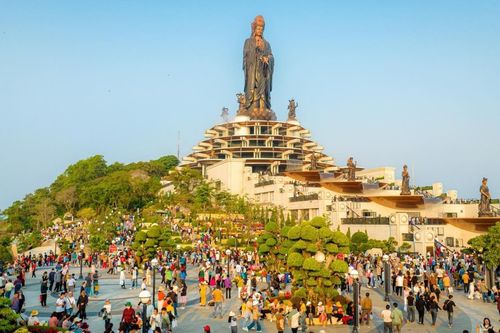 Núi Bà Đen đón gần 200.000 lượt du khách dâng đăng dịp Rằm tháng Giêng
