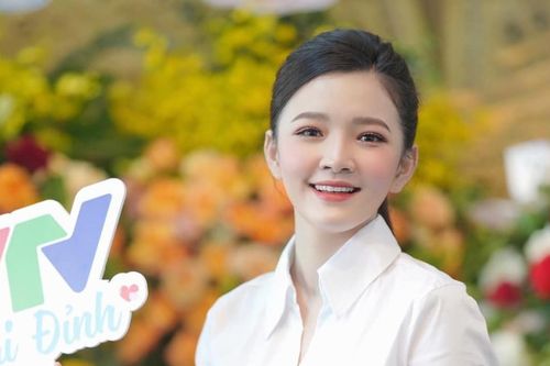 MC thời tiết sinh năm 2000 gây chú ý khi lên sóng VTV nhờ gương mặt baby