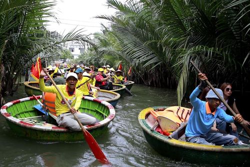 Du khách nối nhau đi thuyền thúng, rừng dừa Bảy Mẫu tắc nghẽn trên sông