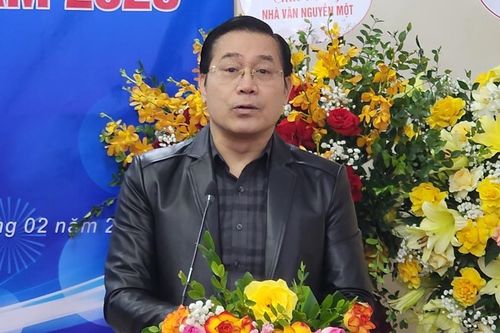 Dòng thơ lục bát 'sex thiền' đoạt giải thưởng Hội Nhà văn Việt Nam 2023