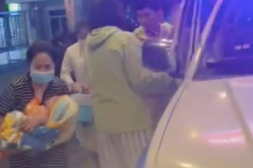 Công an đưa bé 8 tháng tuổi tím tái, khó thở tới bệnh viện bằng xe đặc chủng