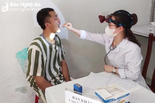 Những thầy thuốc mang sắc phục công an