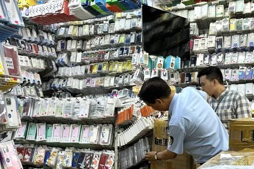 Tạm giữ hàng nghìn phụ kiện điện thoại di động không đủ hóa đơn chứng từ