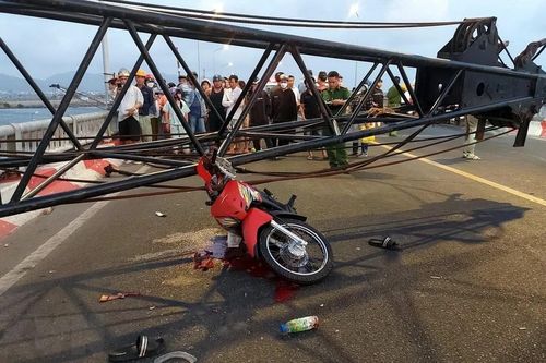 Bà Rịa-Vũng Tàu: Cần cẩu thi công cầu Cửa Lấp 2 đổ sập, đè chết người đi xe máy