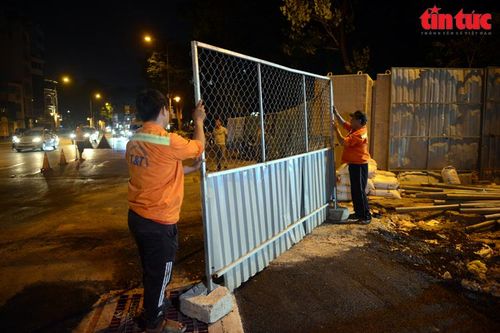 Thi công xuyên đêm mở rộng rào chắn dự án đường nối Trần Quốc Hoàn - Cộng Hòa