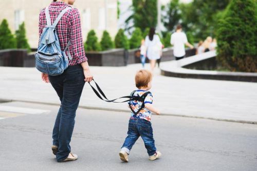 Bà mẹ bị 'ném đá' vì dùng dây trói con lại để khỏi chạy lung tung, đã thế còn rao giảng đạo lý