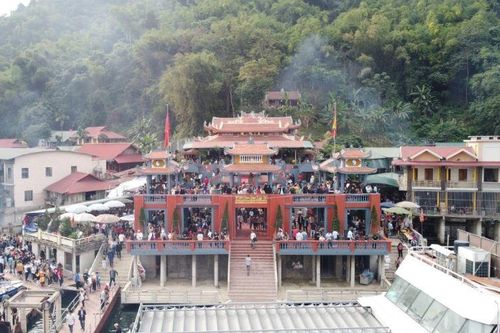 Du khách nườm nượp lễ đền Chúa Thác Bờ, thưởng thức đặc sản lòng hồ Hòa Bình