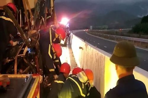 Bản tin TNGT 27/2: Tông vào đuôi xe tải đang gặp sự cố, tài xế cùng phụ xe khách tử vong