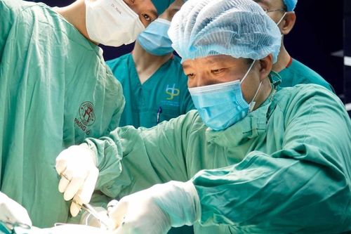 Vị bác sĩ đầu tiên tại Việt Nam thực hiện kỹ thuật mổ nội soi một lỗ u nang ống mật chủ