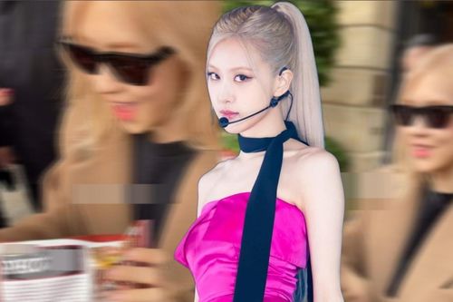 Được fan tặng đặc sản Việt Nam tại cửa khách sạn ở nước ngoài, Rosé phản ứng ra sao?