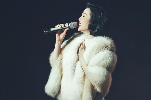 'Nữ hoàng phòng trà' Lệ Quyên hát nhạc remix, khán giả 'bất động' ngồi xem