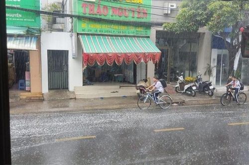 TP. HCM: Nắng nóng rát mặt nhiều ngày, người dân thích thú đón cơn mưa đầu mùa
