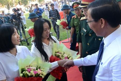 Thanh niên TPHCM rạng rỡ lên đường nhập ngũ, người thân bịn rịn, tự hào