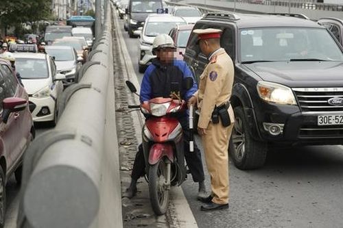 Đi xe máy lên Vành đai 2 vì 'trời lạnh, sợ đi làm muộn', hàng loạt tài xế xếp hàng nhận 'phiếu phạt'