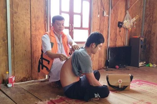 Chuyện về bác sỹ hơn 20 năm khám bệnh giữa lòng hồ Hòa Bình