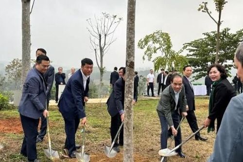 Vietcombank tham gia chương trình 'Tri ân cội nguồn cách mạng' tại khu di tích lịch sử của ngành Ngân hàng