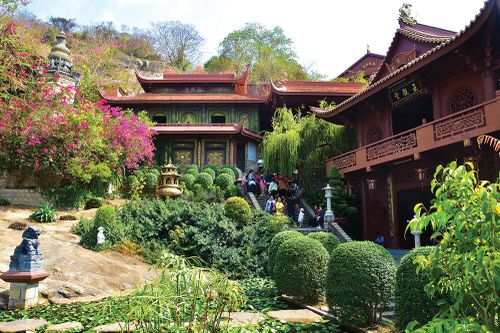 Viếng chùa đầu năm