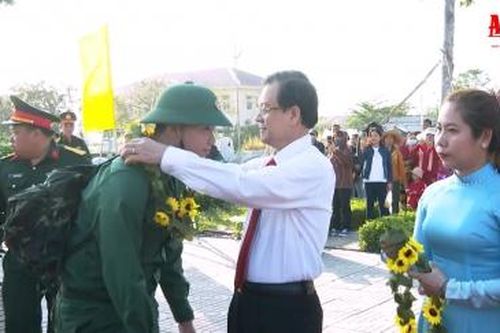 Thanh niên An Giang hăng hái lên đường nhập ngũ