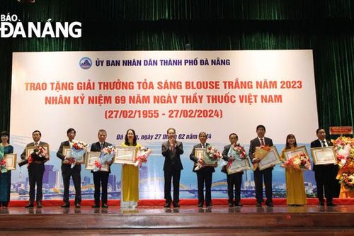 Tôn vinh 20 cá nhân đoạt Giải thưởng 'Tỏa sáng Blouse trắng năm 2023'