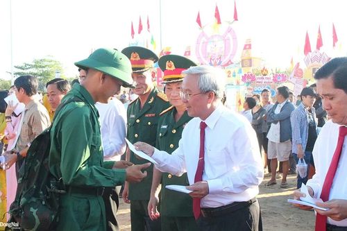 Chủ tịch Ủy ban MTTQ Việt Nam tỉnh Cao Văn Quang động viên 276 thanh niên Tân Phú lên đường nhập ngũ