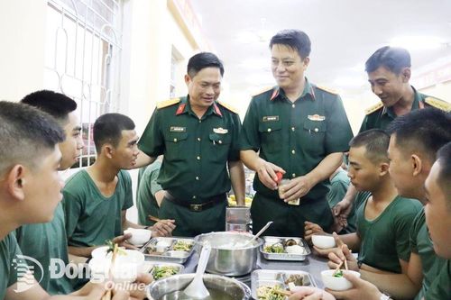 Bữa cơm quân ngũ đầu tiên của chiến sĩ trẻ