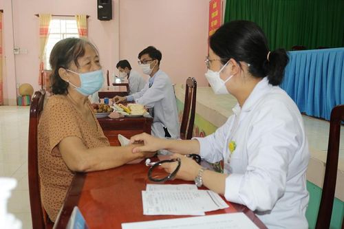 Hãy đồng hành, sẻ chia với Thầy thuốc