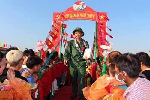 Tuổi trẻ Đất Sen hồng hăng hái lên đường bảo vệ Tổ quốc