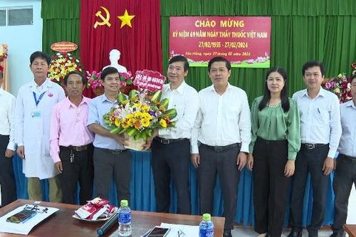 Chủ tịch UBND tỉnh thăm, chúc mừng Ngày Thầy thuốc Việt Nam tại Trung tâm Y tế huyện Tân Hồng