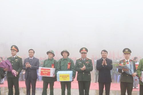 Đồng chí Bí thư Tỉnh ủy Đặng Xuân Phong và Trung tướng Phạm Đức Duyên, Chính ủy Quân khu 2 dự Lễ giao, nhận quân tại thị xã Sa Pa