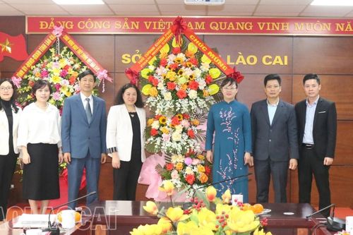 Phó Chủ tịch UBND tỉnh Giàng Thị Dung chúc mừng ngành y tế nhân kỷ niệm 69 năm ngày Thầy thuốc Việt Nam