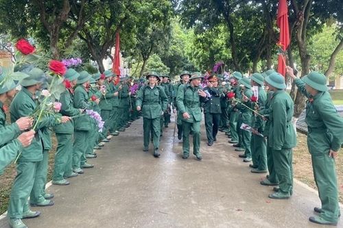 Hạ sĩ quan, binh sĩ Quân đội phục vụ tại ngũ, xuất ngũ được hưởng những chế độ gì?