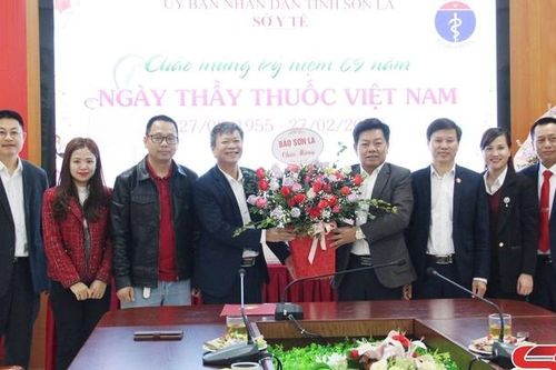 Báo Sơn La thăm, chúc mừng Sở Y tế