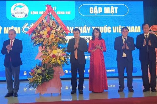 Bệnh viện Trung ương Huế kỷ niệm Ngày Thầy thuốc Việt Nam và khai trương máy xạ trị gia tốc
