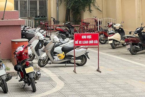 Honda LEAD đời cũ có chỗ để riêng trong bãi giữ xe, vì sao?