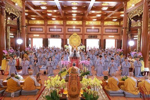 Hơn 300 Phật tử quy y Tam bảo tại chùa Thiên Quang (Bình Dương)
