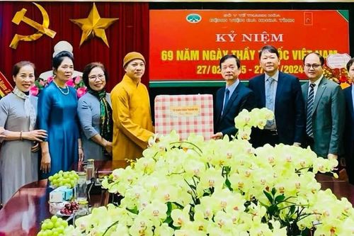 Thanh Hóa: Chư Tăng chùa Thanh Hà chúc mừng Ngày Thầy thuốc Việt Nam 27-2