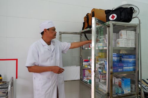 Chuyện bác sĩ vùng cao: Bám đá vượt lũ đêm cứu sản phụ