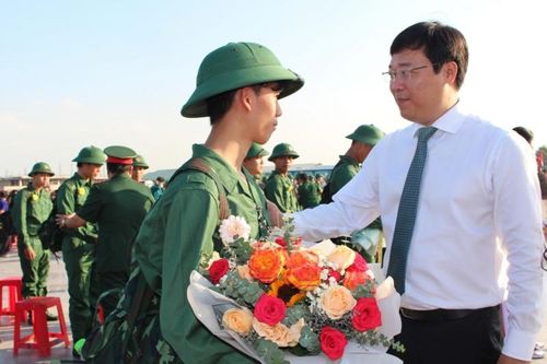 Hàng nghìn thanh niên miền Tây hăng hái lên đường thực hiện nghĩa vụ quân sự