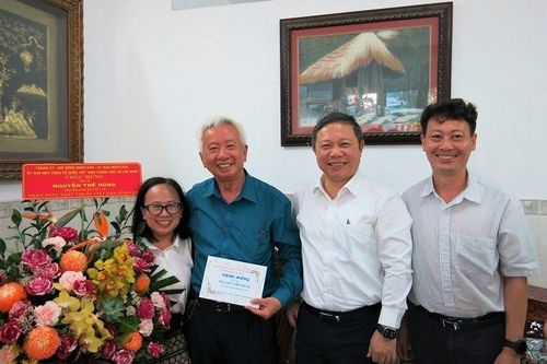 Lãnh đạo TP.HCM thăm, chúc mừng cán bộ lão thành ngành Y tế