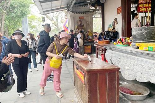 Công đức, giải hạn: Thu bộn tiền (Bài 1)