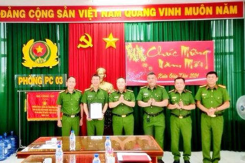 Thưởng nóng lực lượng bắt giữ các đối tượng truy nã đặc biệt nguy hiểm