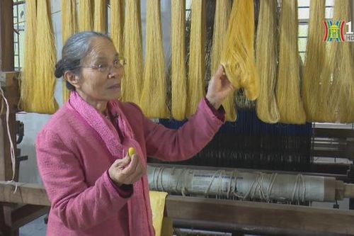 Nghệ nhân 'giữ lửa' làng dệt lụa Phùng Xá