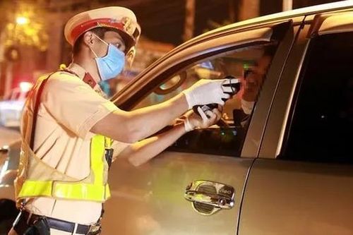 Cán bộ vi phạm giao thông nhưng khai làm nghề tự do