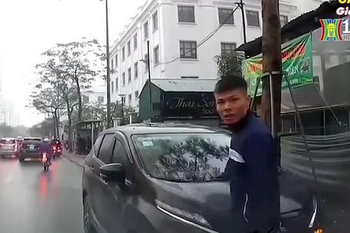 Đi ngược chiều, ô tô đe dọa hành hung người đi đường