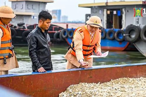 Xử lý hàng loạt tàu thuyền vi phạm trên sông Hồng