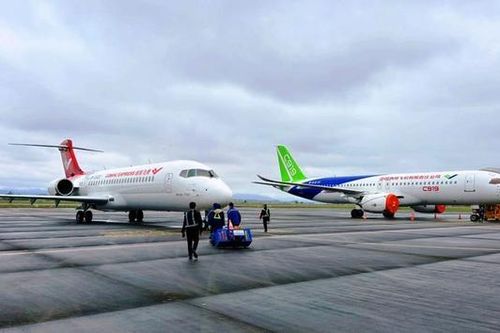 Máy bay thương mại Trung Quốc trình diễn tại Việt Nam