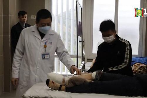 Cấp cứu nạn nhân trong vụ tai nạn trên QL1A