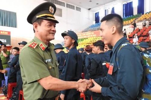 Trung tướng Lê Hồng Nam động viên, tiễn tân binh lên đường làm nhiệm vụ thiêng liêng