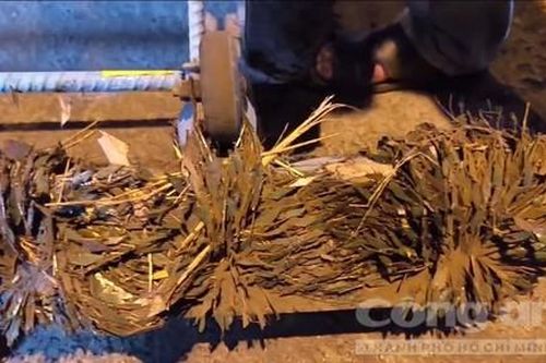 Nạn đinh tặc tái diễn trên cầu vượt Sóng Thần, 'choáng' với lượng đinh hút được