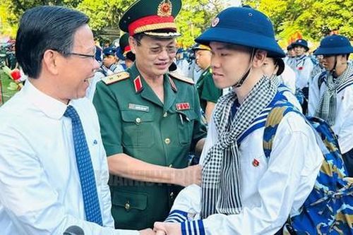 Thanh niên Thành phố mang tên Bác hăng hái lên đường bảo vệ Tổ quốc